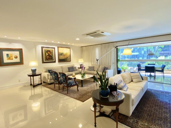 Apartamento com 4 quartos e 233 m²