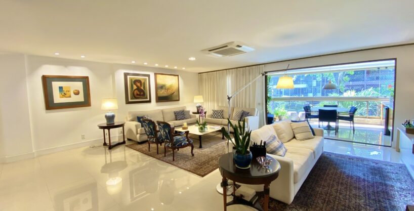 Apartamento com 4 quartos e 233 m²