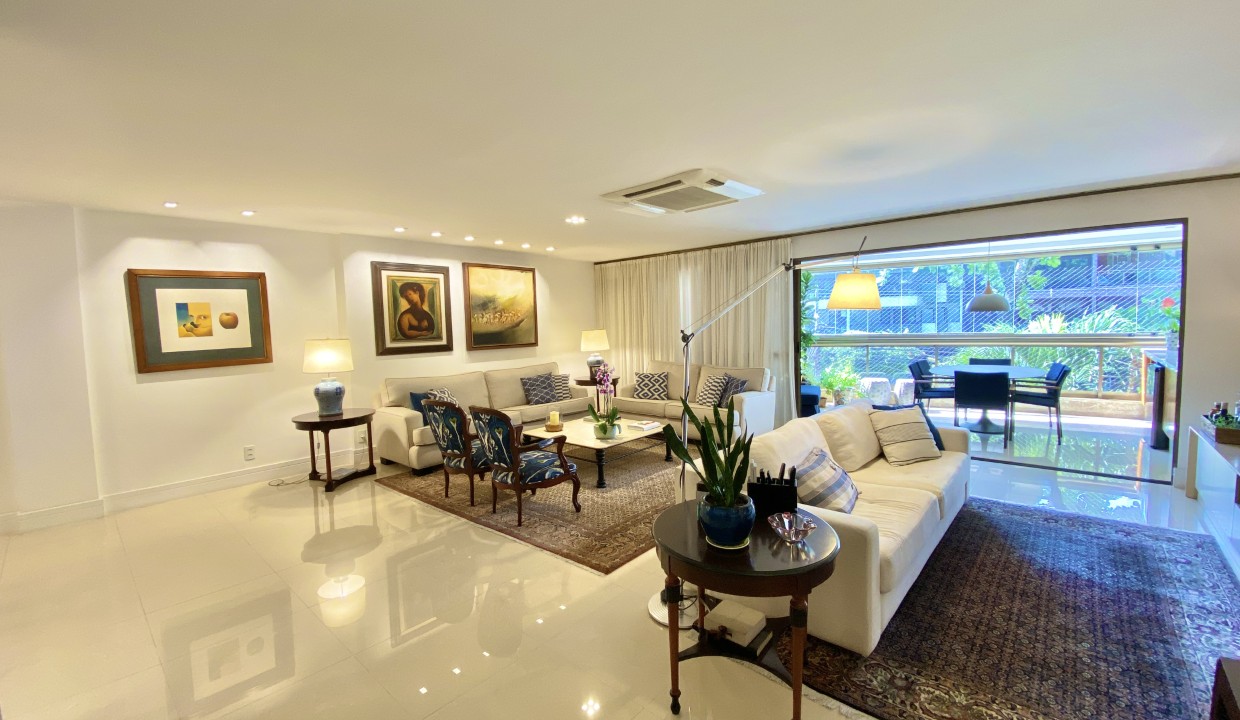 Apartamento com 4 quartos e 233 m² a uma quadra da praia da Barra | 4 vagas